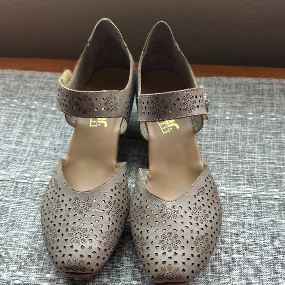 Elegant Beige Women's Shoes